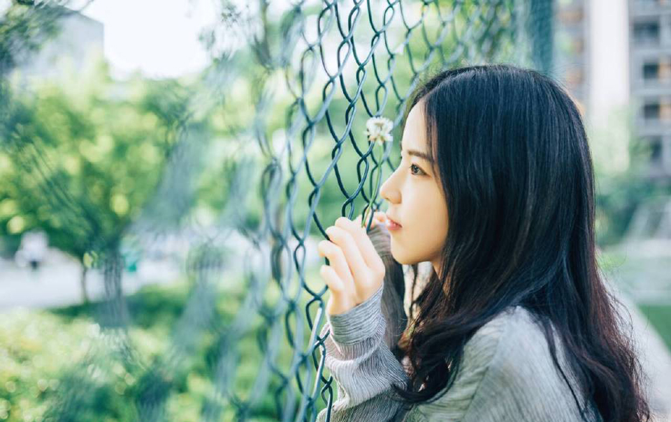 没有一宗友情是地久天长的。人们在你的生活里来去如流，有时，友情的过程是短暂的，有限的。